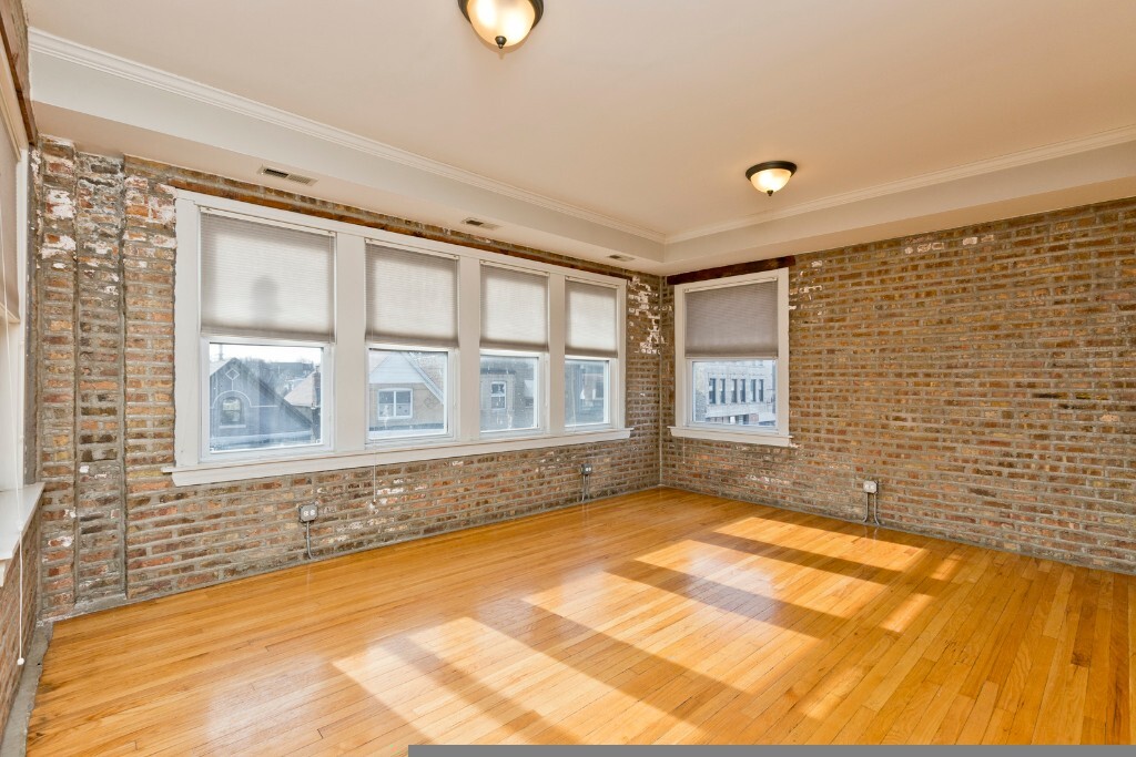 Primary Photo - 3040 W Diversey Ave