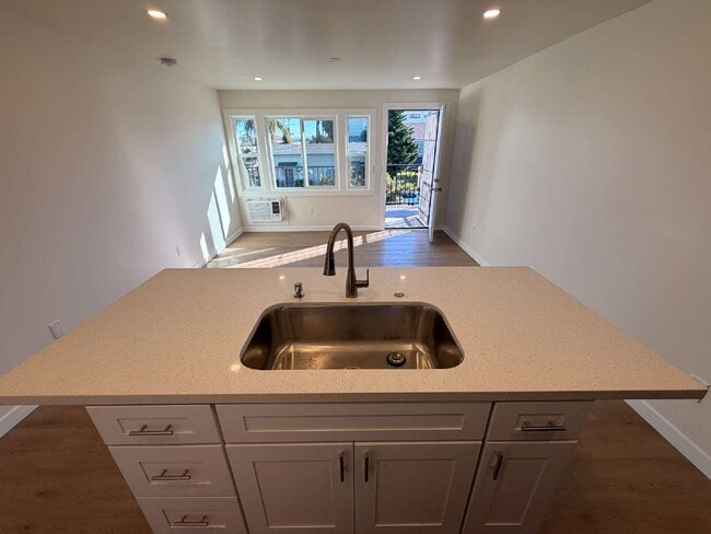 Foto del edificio - Modern Open Concept1 Bed + 1 Bath Upstairs Unit + In-Unit Laundry + AC