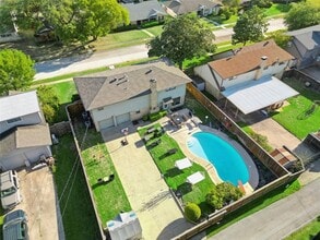 Building Photo - 7841 El Pensador Dr