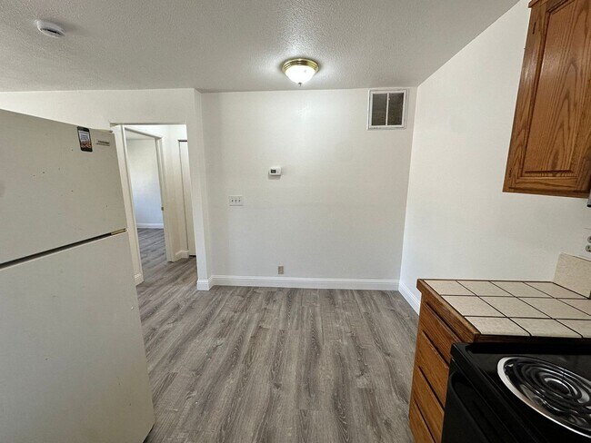 Building Photo - One bedroom condo with washer/dryer