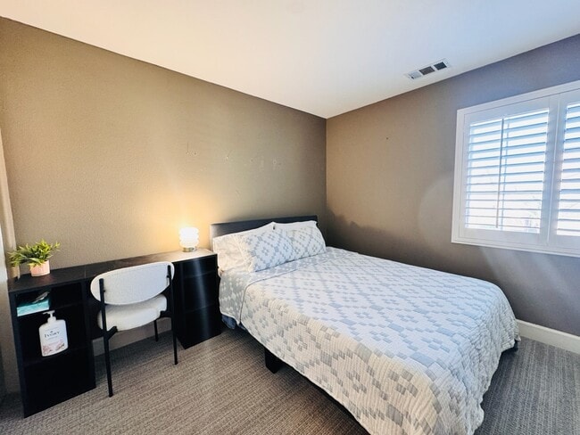 Building Photo - 1 private