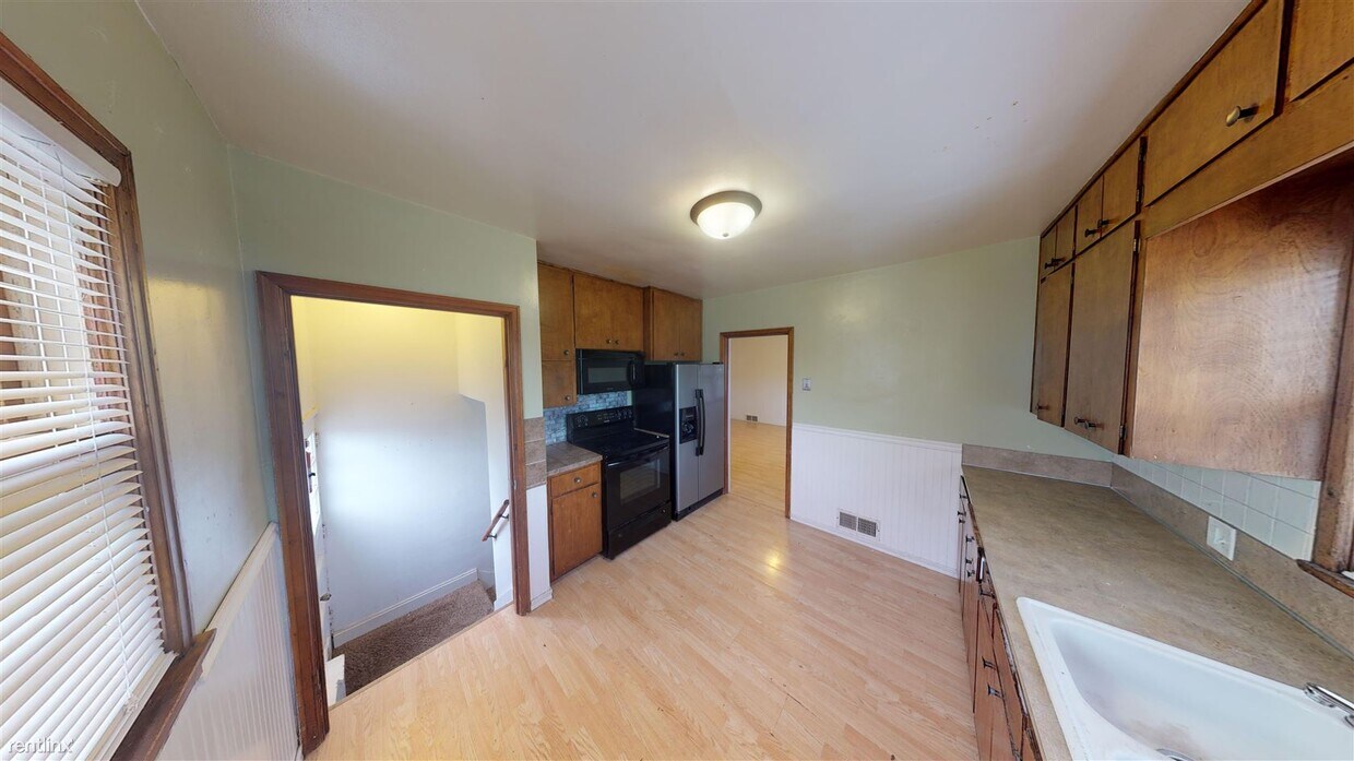 Primary Photo - 5 br, 2 bath House - 211 12th Ave NW