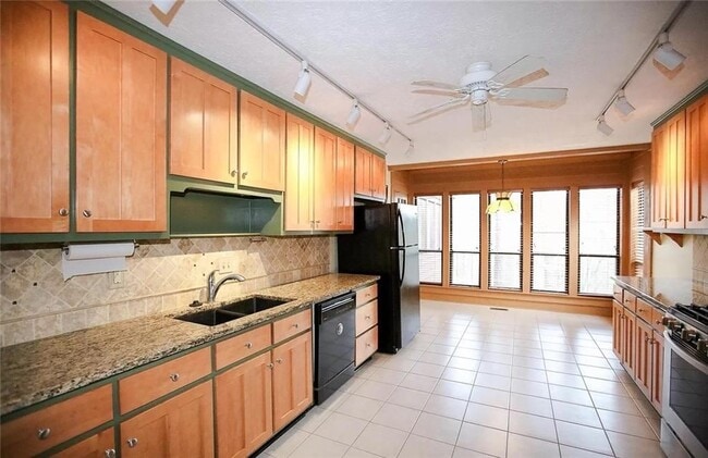 Foto del edificio - 5100 Forest Mist Dr