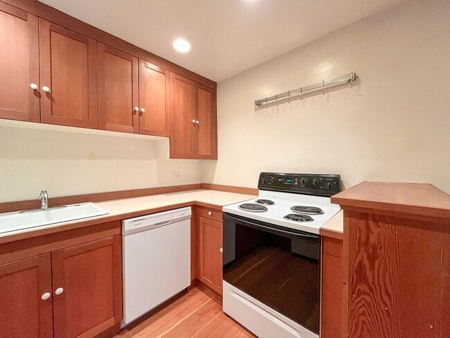 Building Photo - Charming 1bd/1bth U-District Condo, $1,550...