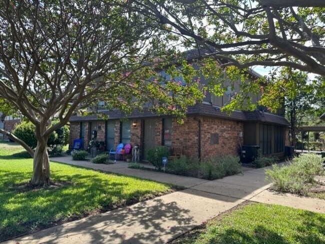 Building Photo - EL CAMPO 4909 C