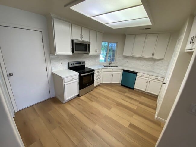 Building Photo - HOUSE