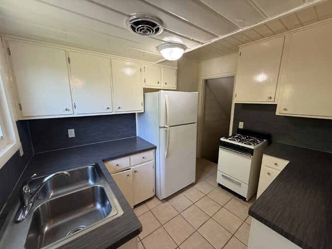 Building Photo - Large 2BR Townhouse NE Side