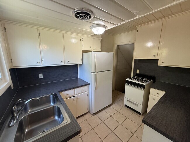 Foto del edificio - Large 2BR Townhouse NE Side