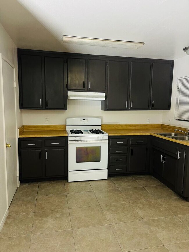 Foto del edificio - Victorville - 3 Bedrooms, 2 Bathrooms, New Paint, New Blinds, Tile Floors