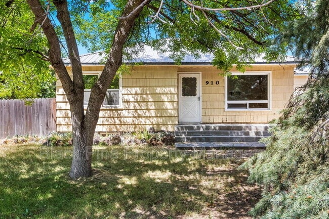 Building Photo - 910 W Orchard Ave