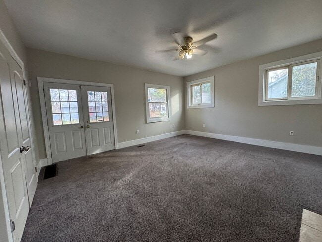 Building Photo - 2 Bedroom Must See!