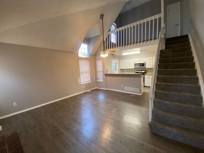 Building Photo - Spacious Aurora Townhome