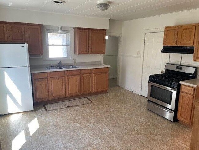 Foto del edificio - Cozy 2 Bedroom 1 Bath With Detached Double Garage