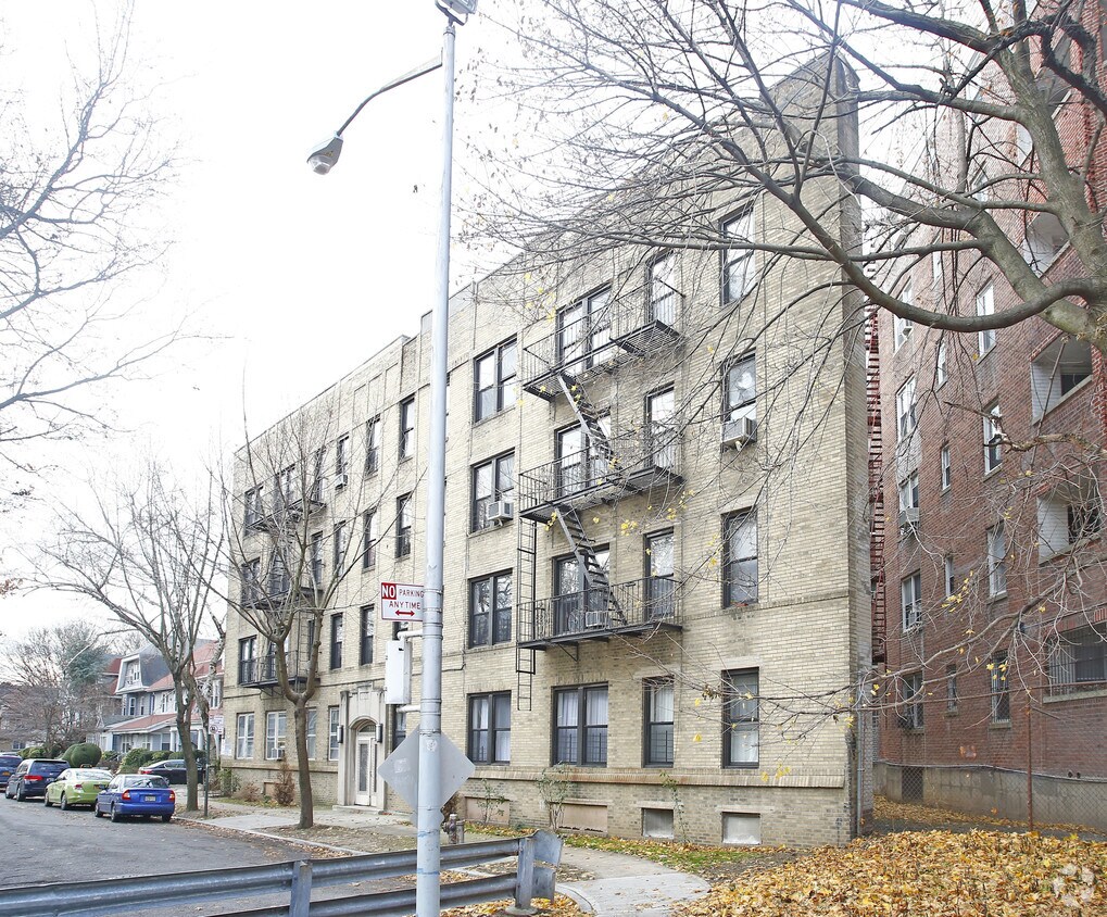 900 E 18th Street - 900 E 18th St