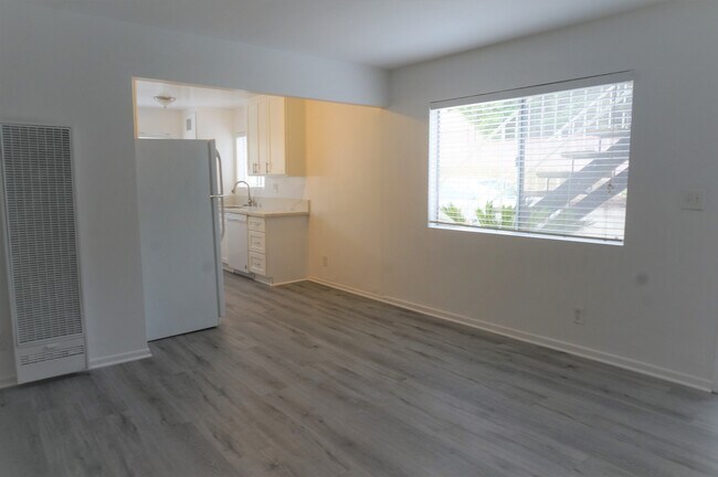 Living Room & breakfast nook - 2007 Mathews Ave