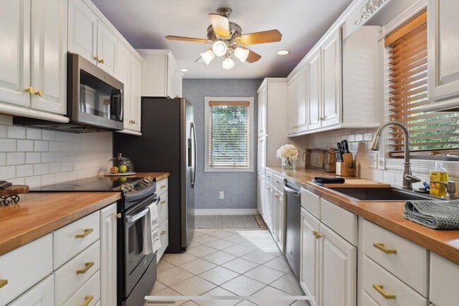 Building Photo - 2926 Bay St