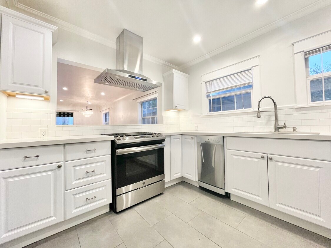 Primary Photo - 1249 N Beachwood Dr