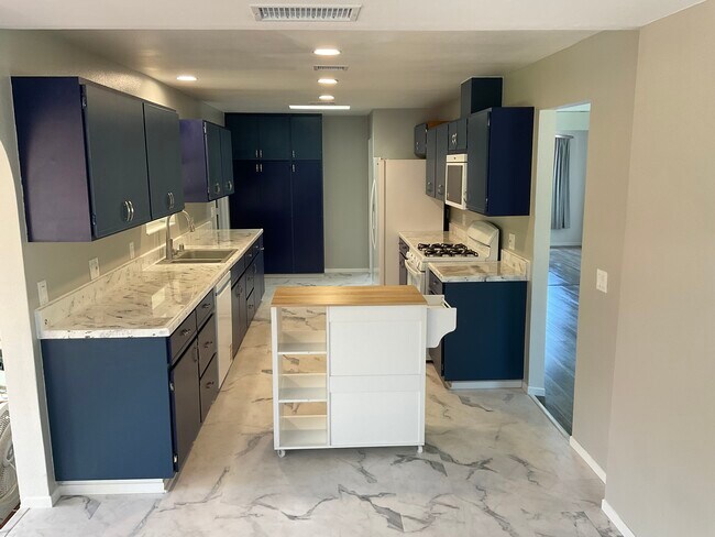 Cocina con isla rodante - 22947 San Vicente Rd