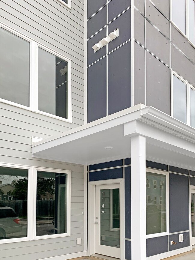 Foto del edificio - Modern 2 Bed, 2 Bath Condo with Fenced Yar...