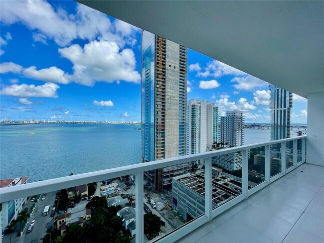 Foto del edificio - 600 NE 27th St