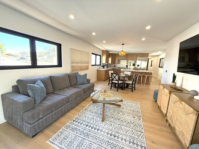 Sala de estar y comedor abierto - 3434 Talbot St