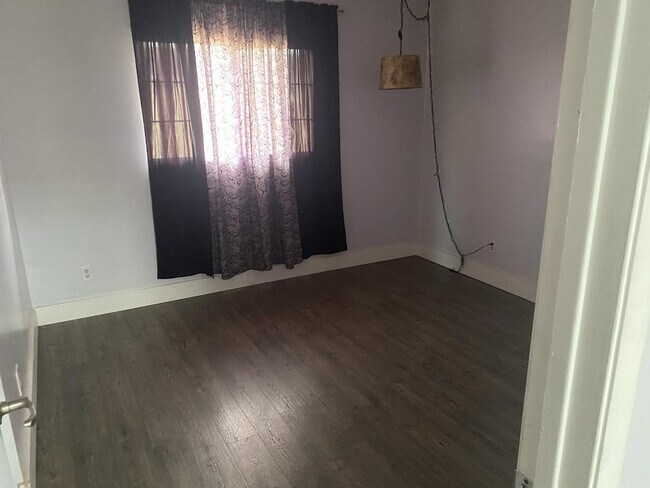 Bed 2 - 2937 E Turquoise Dr