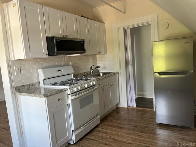 Building Photo - 100 Lake Rd