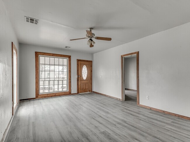 Foto del edificio - 118 S Miles Ave