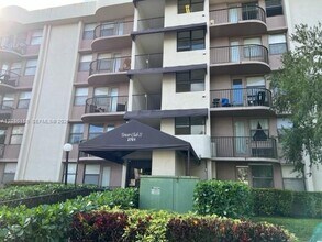 Building Photo - 2701 Riverside Dr