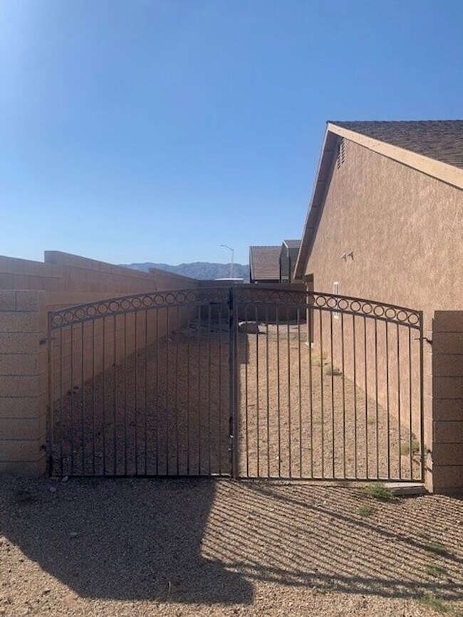 Building Photo - Clean 3 Bedroom / 2 Bathroom House for Lea...