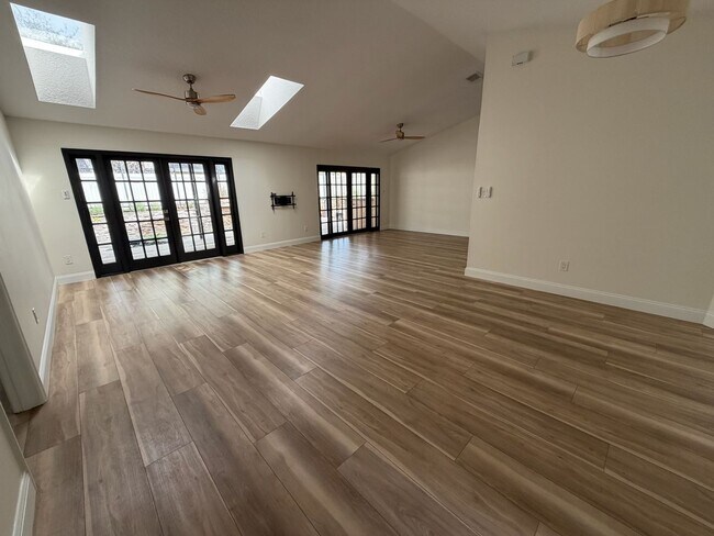 Building Photo - Beautiful 4 bed 2 bath Pool home