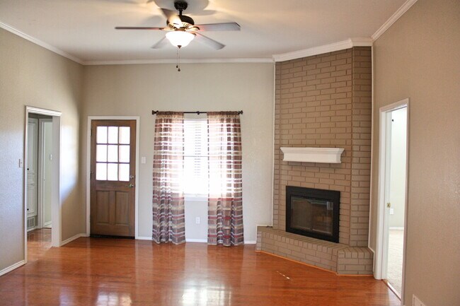 Foto del edificio - Beautiful Home Located On A Cul-De-Sac!