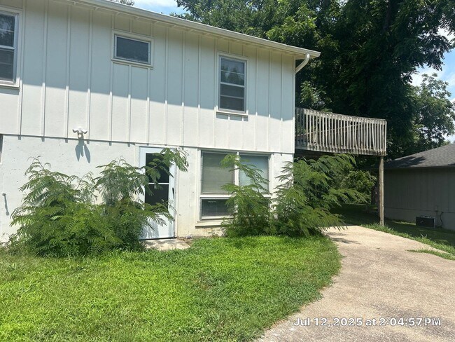 Building Photo - NO SECURITY DEPOSIT for OCTOBER Move-In! B...