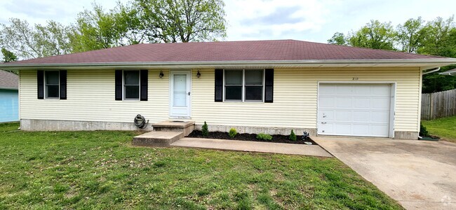 Building Photo - 310 S Basswood Ave