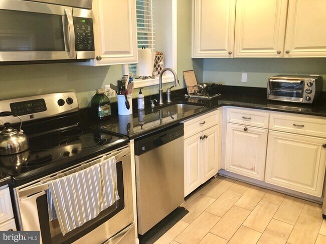 Foto del edificio - 332 Arbutus Dr