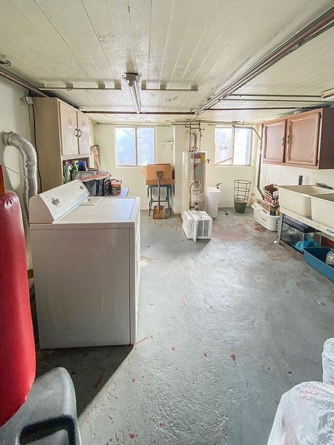 Building Photo - AVAILABLE AUGUST 2024 - Great 4+ Bed, 1.5 ...