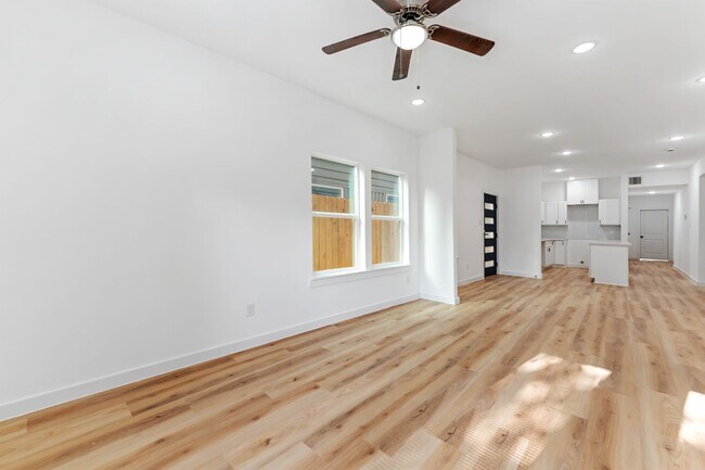 Building Photo - 9326 Firnat St