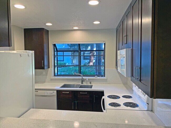 Foto del edificio - Beautifully Updated 2 Bedroom, 2 Bathroom ...