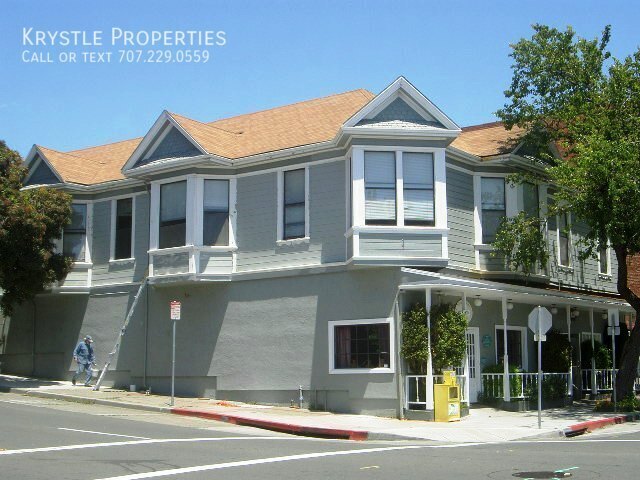 Building Photo - Adorable, Vintage Studio Apartment in Down...