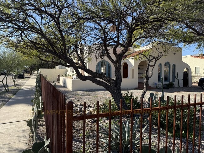 Building Photo - 2548 E 3rd St