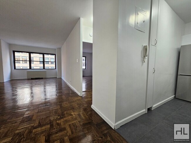 Building Photo - 5 AVENUE