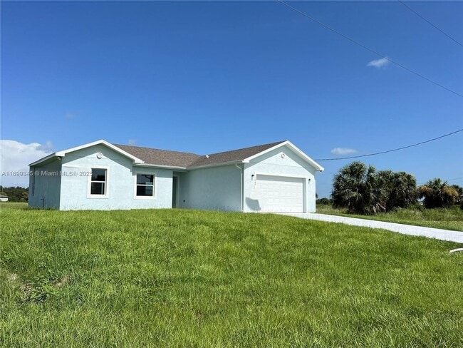 Building Photo - 1060 Capri Cir