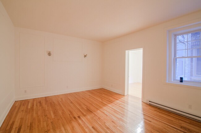 Building Photo - 2100 Rue du Fort