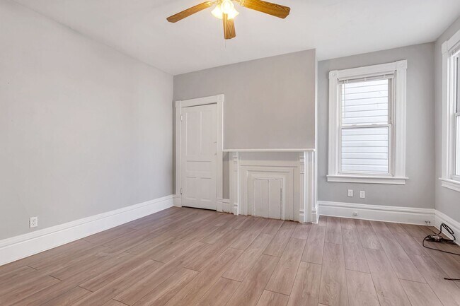 Foto del edificio - 5 Bed 2 Bath - South Oakland, ALL UPDATED,.  Laundry, central air.  Off street parking included.