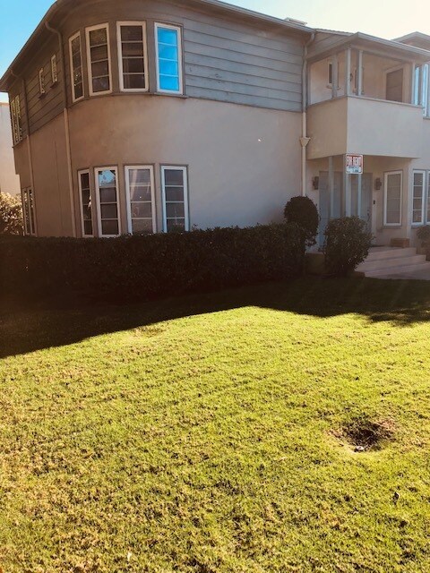 Jardín delantero con césped - 1934 Montana Ave