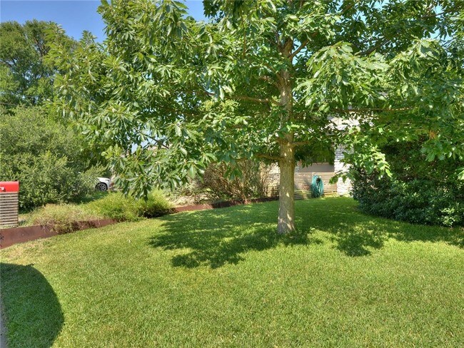 Building Photo - 6904 Twin Crest Dr