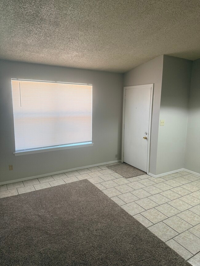 Building Photo - 828 Hardy Springs Cir