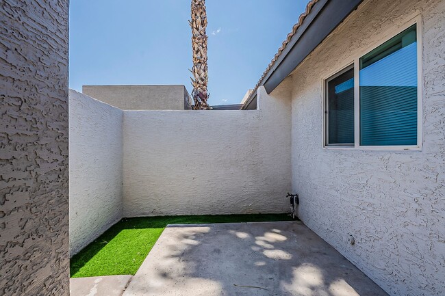Foto del edificio - Central Phoenix Remodeled Townhome Oasis –...