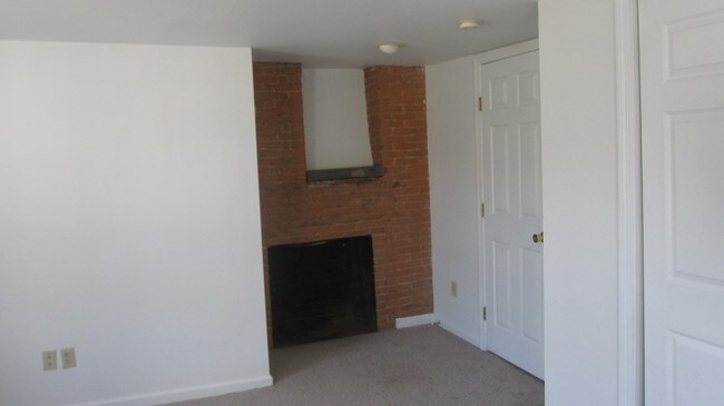 Master bedroom w/Fireplace - 12 Elm St