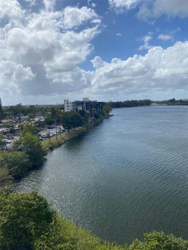 Foto del edificio - 1301 NE Miami Gardens Dr